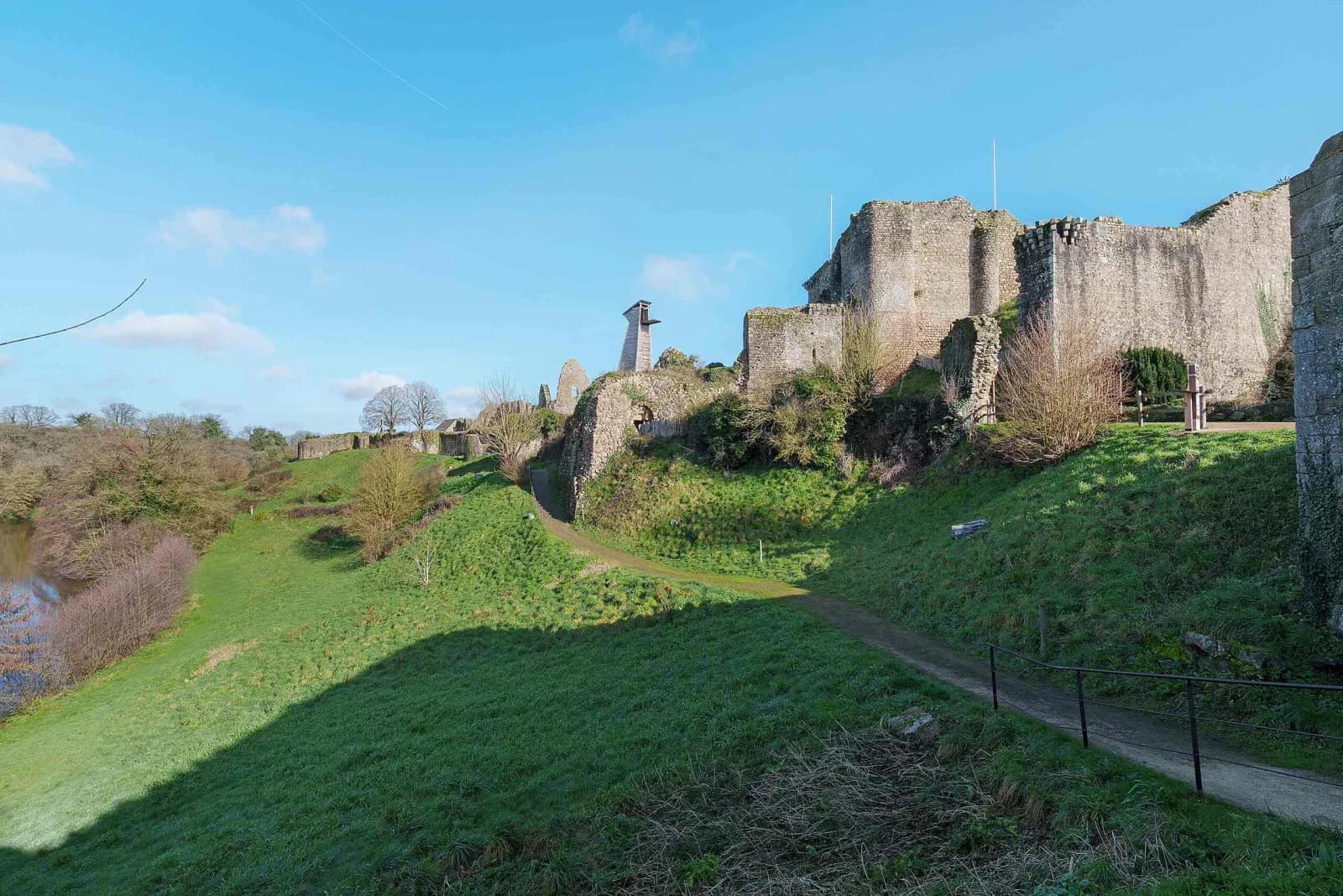 Château de Tiffauges dominant la vallée, au cœur de la zone d’intervention