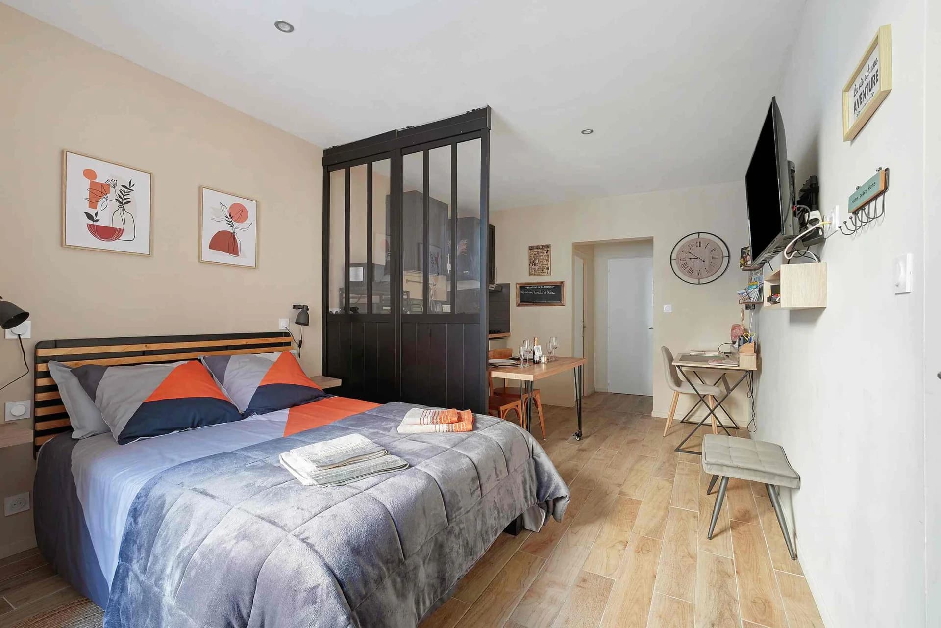 Chambre lumineuse préparée pour l’arrivée des voyageurs