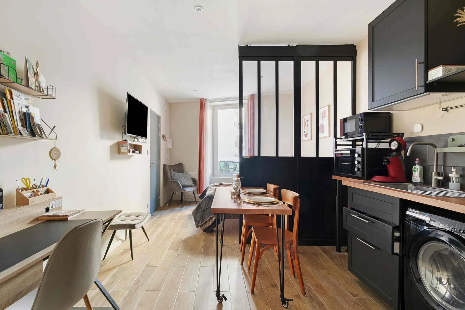 Séjour et cuisine d’un studio mis en valeur pour son annonce
